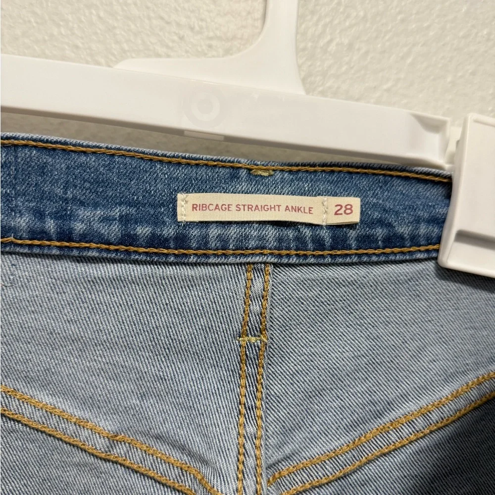 Levi's Women's Medium Wash Ribcage Straight Ankle Jeans Size 28 - Picture 4 of 8